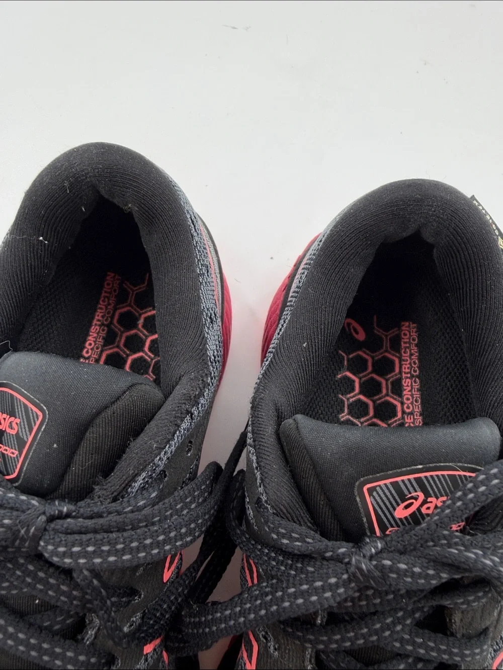 ASICS GT-2000 10 Women's Size 7 Black / Red Gore-Tex Waterproof Running Sneakers